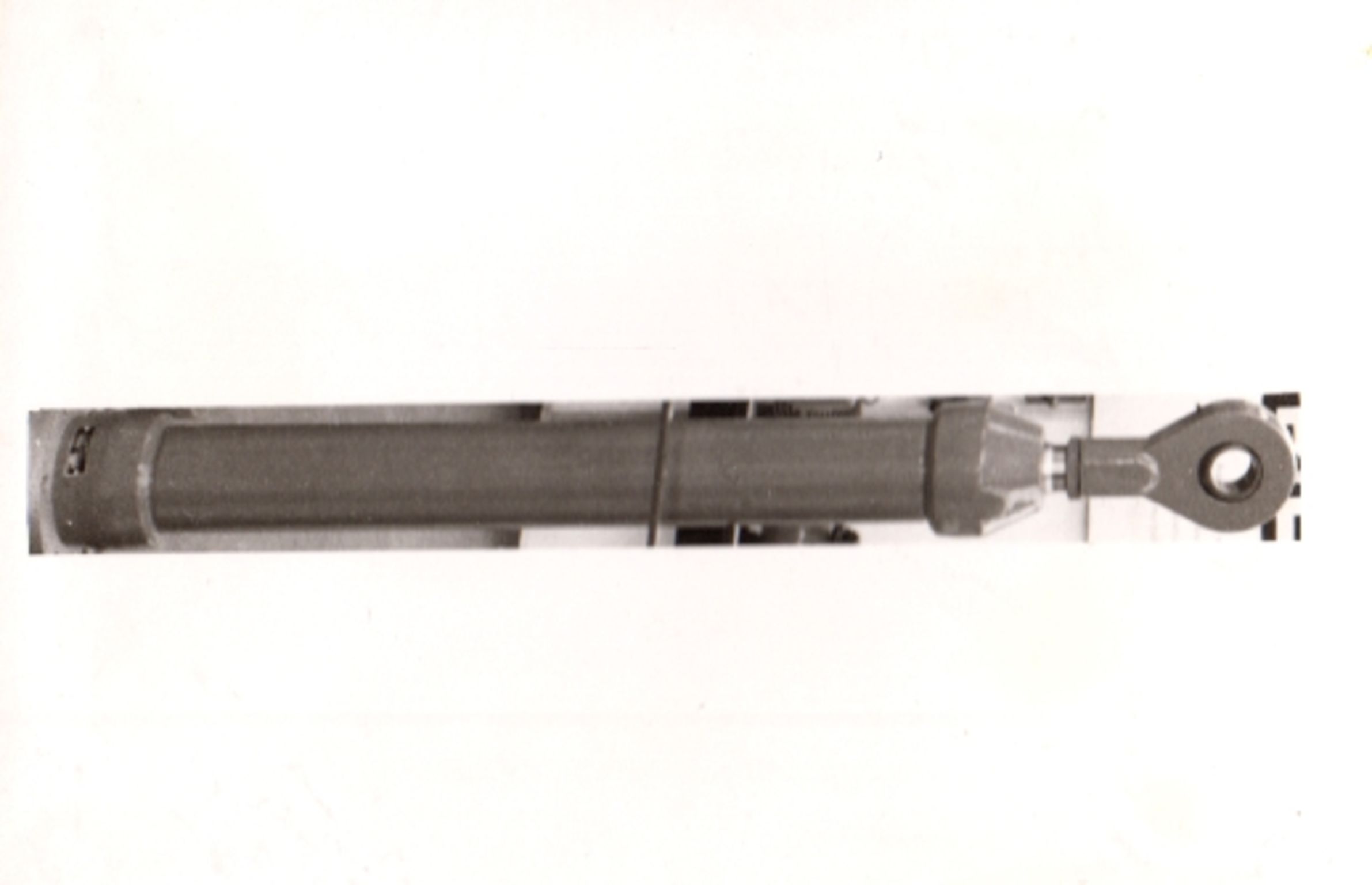 Hydrozylinder mit Kugelgelenkösenbefestigung
