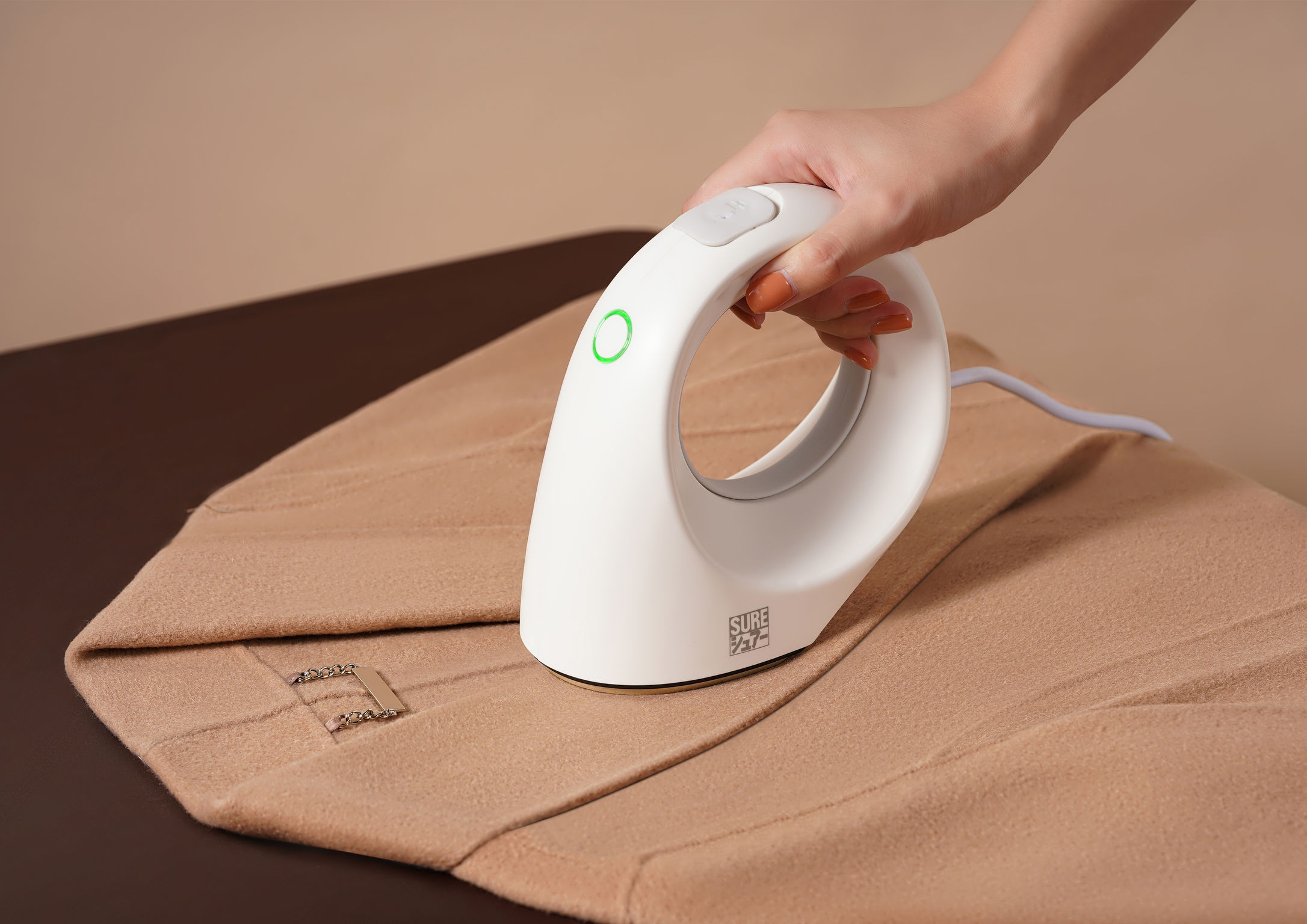 Small snail hand-held ironing machine
